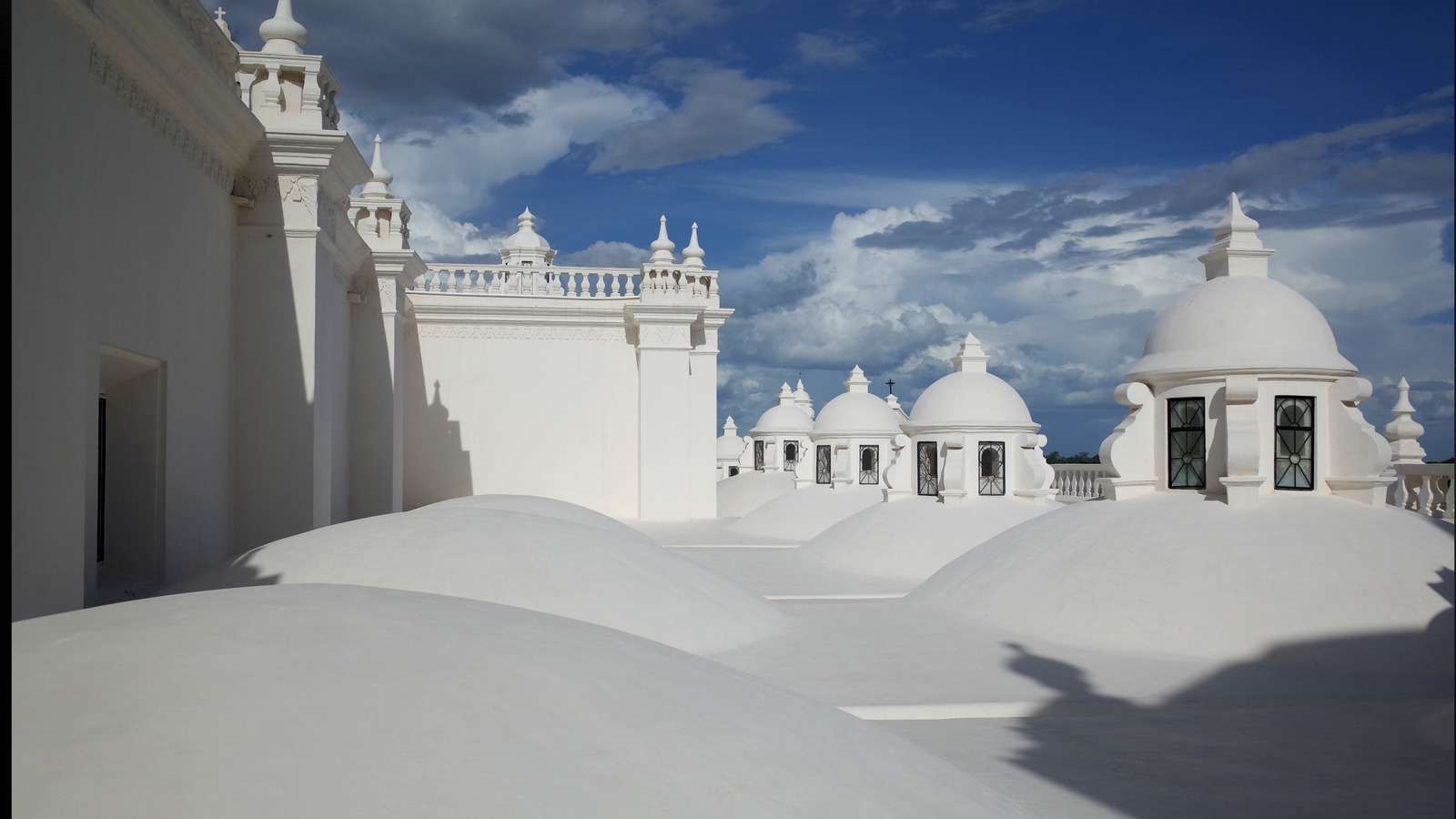 Cúpulas blancas de la Catedral de León bajo el cielo de Nicaragua